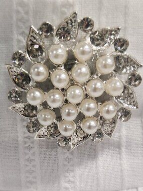 PEARLS & clear STONES in SILVERTONE MAGNETIC Pin jewelry NEW
